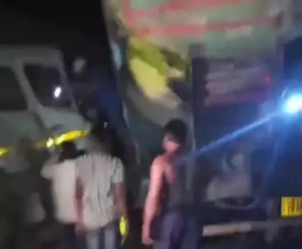 ललितपुर: चौकाबाग के पास हाईवे 44 पर ऑयल टैंकर ने दूसरे टैंकर को मारी टक्कर, वीडियो हुआ वायरल