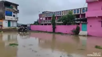 बेगमगंज: बेगमगंज के वार्ड 18 में खाली प्लॉटों में भरा पानी, स्कूल जाने वाले विद्यार्थियों को हो रही परेशानी