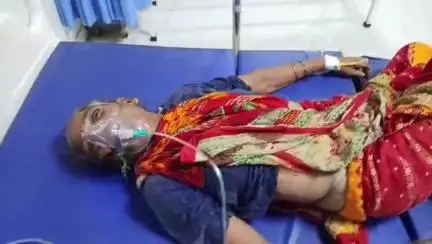 सिवान: सिवान रेलवे स्टेशन पर ट्रेन से गिरी महिला, हुई घायल, इलाज जारी