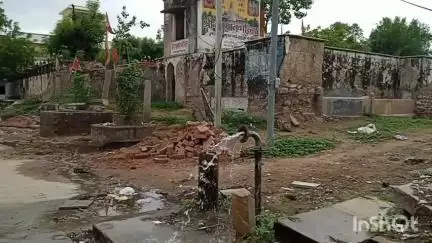चूरू: चूरू में नई सड़क पर फुटी जलदाय विभाग की पाइपलाइन, लाखों लीटर पानी बर्बाद