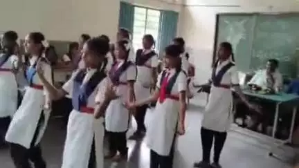 ములుగు: కమలాపురం ZPHS పాఠశాలలో బదిలీపై వెళ్తున్న ఉపాధ్యాయురాలికి వినూత్న వీడ్కోలు పలికిన విద్యార్థులు