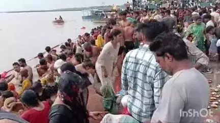 अनूपशहर: जेपी घाट पर गुरु पूर्णिमा पर्व पर हजारों श्रद्धालुओं ने लगाई आस्था की डुबकी