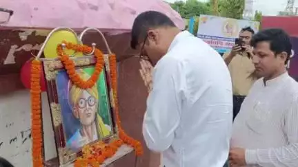 छपरा: भिखारी ठाकुर चौक पर लोक कवि भिखारी ठाकुर की पुण्यतिथि पर डीएम ने दी श्रद्धांजलि