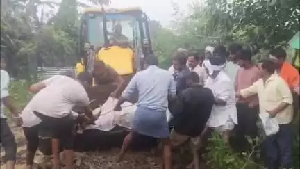 అదిలాబాద్ అర్బన్: బజార్హత్నూర్ మండల కేంద్రంలోని శివాలయానికి చెందిన ఆవు కన్నుమూయగా, ప్రత్యేక పూజాలతో ఆవు అంత్యక్రియలు నిర్వహించిన భక్తులు