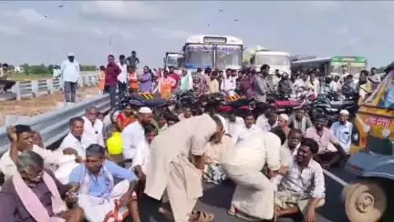 కృష్ణారావుపేట గ్రామంలో త్రాగునీటి సమస్య పరిష్కారం కోసం నేషనల్ హైవేపై నిరసన చేసిన గ్రామస్థులు