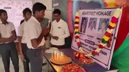 பண்ருட்டி: ரயில் விபத்தில் உயிரிழந்த மாணவ-மாணவி படத்திற்கு குமாரபுரத்தில் கண்ணீர் அஞ்சலி செலுத்திய பள்ளி மாணவர்கள்