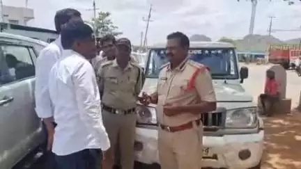 కళ్యాణదుర్గం: సెట్టూరుకు వెళుతున్న మాజీ ఎంపీ తలారి రంగయ్యను మార్గ మధ్యలో అడ్డుకున్న పోలీసులు