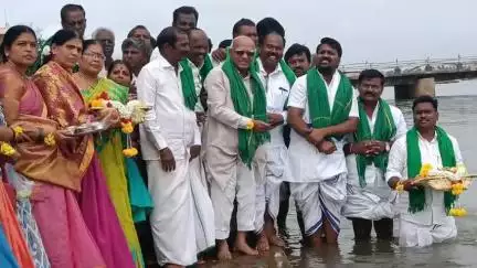 ಕಂಪ್ಲಿ: ತುಂಗಭದ್ರಾ ನದಿಗೆ ಬಾಗಿನ ಅರ್ಪಿಸಿದ ನಗರದ ರೈತರು, ಡ್ಯಾಂ ನ ನೀರು ಒಂದೇ ಬೆಳೆಗೆ ಮಾತ್ರ ಅಂತ ಅನ್ನೋರು ಮೂರ್ಖರು : ರೈತ ಮುಖಂಡ ಬಿ.ವಿ ಗೌಡ