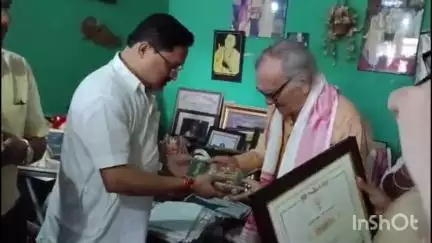 গুৱাহাটী: বিজেপিৰ ৰাজ্যিক সভাপতি
 দিলীপ শইকীয়াই নুনমাটিত গুৰু পূর্ণিমা উপলক্ষে পদ্মভূষণ নৃত্যাচাৰ্য যতীন গোস্বামীক সাক্ষাৎ