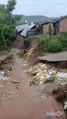 बेहट: रहना में सड़क टूटने से घरों की दीवारें गिरीं, ग्रामीणों ने सिंचाई विभाग के खिलाफ जताया आक्रोश