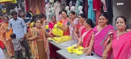 खंडवा नगर: अग्रवाल प्रगति महिला मंडल ने पर्यावरण बचाने के लिए मुफ़्त कागज़ की थैलियाँ वितरित कीं