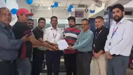 कपकोट: मुख्य बाजार कपकोट में भारतीय स्टेट बैंक की शाखा के स्थानांतरण की सुगबुगाहट पर व्यापार मंडल ने प्रबंधक से की मुलाकात
