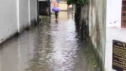धनबाद/केंदुआडीह: धनबाद में भारी बारिश से तपोवन कॉलोनी और पंडित कॉलोनी में जलभराव, लोग परेशान