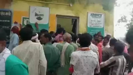 डिंडौरी: डिंडौरी के सहकारी कार्यालय में खाद के लिए किसानों की भीड़, अधिकारी ने दी वितरण की जानकारी