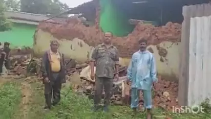 कुचाई: लगातार बारिश से कुचाई के गांवों में कच्चा मकान ढहा, एक महिला घायल