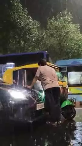 Horns blaring, tempers flaring, it’s the wild urban pulse!  #DelhiRoads #RoadRageVibes #CityChaos #UrbanLife #Delhi
