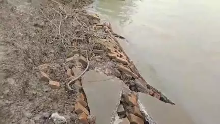 সন্দেশখালি ২: টানা বর্ষণে ঢোলখালি এলাকায় ভাঙছে ডাসা নদীর বাঁধ, আতঙ্কিত এলাকাবাসী