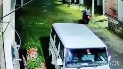 टूंडला: राधिका विहार कॉलोनी में घर के सामने खड़ी बिजली विभाग के जेई की मोटरसाइकिल चोरी, सीसीटीवी में कैद हुए चोर