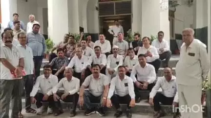 मैनपुरी: मैनपुरी जिला बार एसोसिएशन के अधिवक्ताओं ने डीएम कार्यालय पर डीएम के खिलाफ जमकर किया विरोध प्रदर्शन