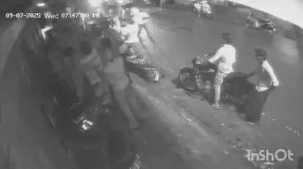 മൂവാറ്റുപുഴ: കളിക്കാൻ വരാത്തതിന് കളിയാക്കി, പിന്നാലെ കൂട്ടത്തല്ല്, മൂവാറ്റുപുഴയിൽ നടന്ന സംഭവത്തിന്റെ സി.സി.ടി.വി ദൃശ്യം