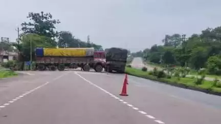 ललितपुर: NH-44 स्थित कस्बा बांसी के पास बीच सड़क पर बीते लगभग 15 घंटे से खड़ा ट्रक, लगातार दे रहा हादसों को निमंत्रण