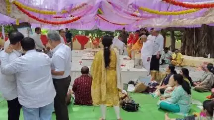 मंदसौर: नालछा माता रोड स्थित ब्रह्मानंद आश्रम में गुरु पूर्णिमा पर सूरत से आए भक्तजन कई सालों से कर रहे हैं पूजा-अर्चना