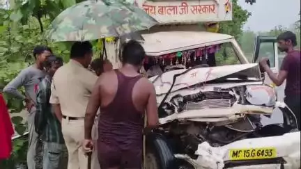 सिलवानी: सिलवानी-सियरमऊ रोड पर ट्रक से टकराई पिकअप, हादसे में ड्राइवर पिकअप में फंसा