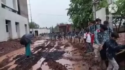 खुरई: गढ़ोला जागीर सीएम राइज स्कूल के छात्र जान जोखिम में डालकर स्कूल जा रहे थे, सड़क की हालत देखने एसडीएम पहुंचे