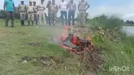 কোচবিহার ১: আদালতের নির্দেশে ৭০ কেজি মালিক বিহীন গাজা ধ্বংস করল কোচবিহার পুতুল থানার পুলিশ নিরঞ্জন ঘাটে