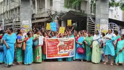 কৃষ্ণনগর ১: ১১ দফা দাবিতে কৃষ্ণনগরে জেলাশাসকের দপ্তরের সামনে বিক্ষোভ ও ডেপুটেশন কর্মসূচি CITU পরিচালিত ICDS কর্মী সমিতির পক্ষ থেকে