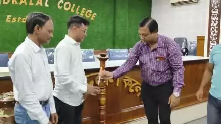 কৃষ্ণনগর ১: জেলা দাবা সংস্থার উদ্যোগে D L কলেজে বাংলার প্রথম গ্র্যান্ডমাস্টার দিব্যেন্দু বড়ুয়া ২০জন ছাত্র-ছাত্রীর সাথে দাবা খেললেন