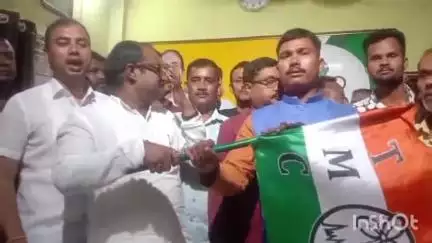 কোচবিহার ১: নিউটাউন মোড় সংলগ্ন তৃণমূল জেলা কার্যালয়ে এসে বিজেপি ছেড়ে তৃণমূলে যোগ দিলো বিজেপির এক পঞ্চায়েত সদস্য