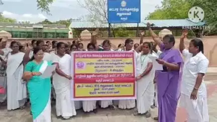 கரூர்: RTO அலுவலகம் முன்பு 10 அம்ச கோரிக்கைகளை வலியுறுத்தி தமிழ்நாடு அரசு அனைத்து சுகாதார செவிலியர் சங்கம் சார்பில் ஆர்ப்பாட்டம்
