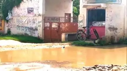 बारा: खटंगिया में स्थित श्री केदारनाथ स्मारक उच्चतर माध्यमिक विद्यालय के पास सड़क पर भरा पानी, राहगीर परेशान