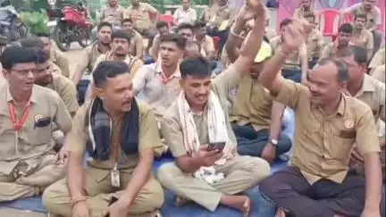 କାମାକ୍ଷାନଗର: ତୃତୀୟ ଦିନରେ ଡ୍ରାଇଭର ମହାସଂଘ ଆନ୍ଦୋଳନ ଜାରି ବାଉଁଶପାଳ ଠାରେ ଗୁରୁବାର ୧ଟାରେ ରଖିଲେ ପ୍ରତିକ୍ରିୟା