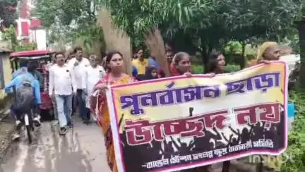 চুঁচুড়া-মগরা: উচ্ছেদের নোটিশ আরপিএফ অফিসের সামনে পুড়িয়ে বিক্ষোভে সামিল বিধায়ক এমনই ছবি ব্যান্ডেলে