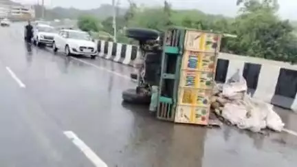 पंचकूला: गुरुद्वारा श्री नाडा साहिब के पास यमुनानगर हाईवे पर बाइक सवार को बचाने में पिकअप पलटी, चालक घायल