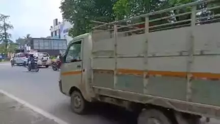 বালুরঘাট: ডাক্তারি স্টিকার লাগানো গাড়ি করে নিষিদ্ধ কাফ সিরাপ পাচারের চেষ্টা, রঘুনাথপুরে উদ্ধার বিপুল পরিমান ফেনসিডিল