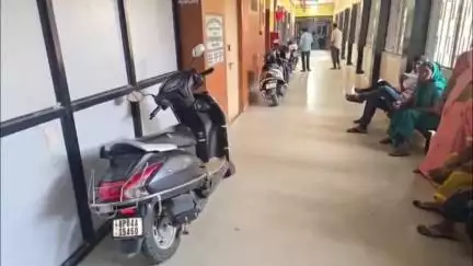 मैनपुरी: मैनपुरी जिला अस्पताल पार्किंग का अड्डा बना, अस्पताल के अंदर खड़े हो रहे वाहन