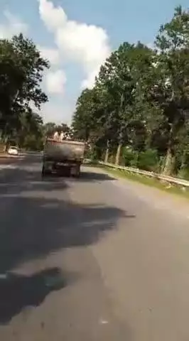 सूरजपुर: पावतीपुर के पास स्कूली बच्चों के जीवन के साथ खिलवाड़, तेज रफ्तार बालू लोड मिनी हाइवा पर बच्चों को बैठाकर चलाया गया