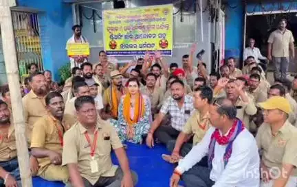 କଟକ ପୌରାଞ୍ଚଳ: କଟକ ସଦର ଗୋପାଳପୁର ଠାରେ ଡ଼୍ରାଇଭର ମହାସଂଘର ଆନ୍ଦୋଳନ ରେ ଗୁରୁବାର ସାମିଲ ହେଲେ ବିଧାୟିକା