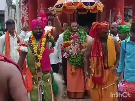 ಹುಮ್ನಾಬಾದ್: ಪಟ್ಟಣದಲ್ಲಿ ಗುರು ಪೂರ್ಣಿಮೆ ಹಿನ್ನೆಲೆಯಲ್ಲಿ ವಿಶ್ವಕರ್ಮ ಸಮಾಜದಿಂದ ಗುರುನಾಥ ಮಹಾಸ್ವಾಮೀಜಿ ಭವ್ಯ ಮೆರವಣಿಗೆ, ಗಮನಸೆಳೆದ ಪುರವಂತಿಕೆ ನೃತ್ಯ