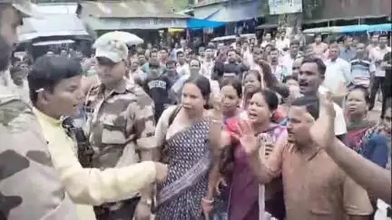 শীতলকুচি: গোসাইরহাট বাজারে কালী মন্দিরে গুরু পূর্ণিমা উপলক্ষে পূজা দিতে এসে বিক্ষোভের মুখে শীতলকুচির বিজেপি বিধায়ক