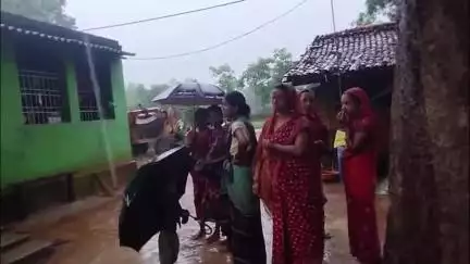 ଝାରସୁଗୁଡା: ବାରଖଣ୍ଡିଆ କଦଳୀମୁଣ୍ଡା ରାସ୍ତାର ବେହାଲ ଅବସ୍ଥାକୁ ନେଇ ତାତିଳେ କଦଲିମୁଣ୍ଡା ଗ୍ରାମର ମହିଳା, ସରପଞ୍ଚଙ୍କ ଘରକୁ ଯାଇ ଦେଲେ ଦାବିପତ୍ର