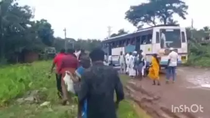 തെങ്കര ചിറപാടത്ത് കെ.എസ്.ആർ.ടി.സി ബസ് ചെളിയിൽ കുടുങ്ങി, ചെളിയിൽ വീണ് യാത്രക്കാരിക്ക് പരിക്ക്