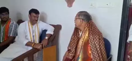 రూరల్‌లోని గోశాలలో ప్రవచనకర్త చాగంటిని కలిసిన బీజేపీ రాష్ట్ర అధ్యక్షుడు మాధవ్