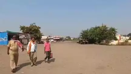 एरंडोल: बस स्थानकासमोर कॅफेमध्ये तरुण-तरुणींना अश्लील कृत्य करताना पकडले, कॅफे चालकाविरुद्ध एरंडोल पोलिसांत गुन्हा दाखल