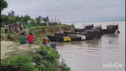 রতুয়া ১: শ্রীকান্তটোলায় গঙ্গা ভাঙন, আতঙ্কে বাসিন্দারা
