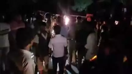 इकौना: इकौना भिनगा मार्ग पर भामेपारा के पास बिजली कटौती व अन्य समस्याओं को लेकर लोगों ने किया सड़क जाम
