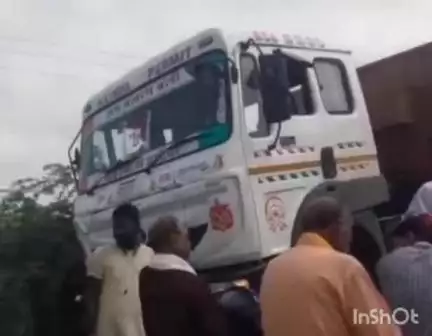 उरई: ग्राम चिल्ली के पास खनन माफियाओं ने डंप के नाम पर रोड किनारे लगाया मौरंग का पहाड़, लगा लंबा जाम